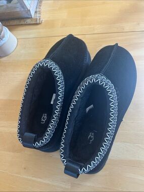 Black Slip-On Moccasin Slippers with Contrast Stitching